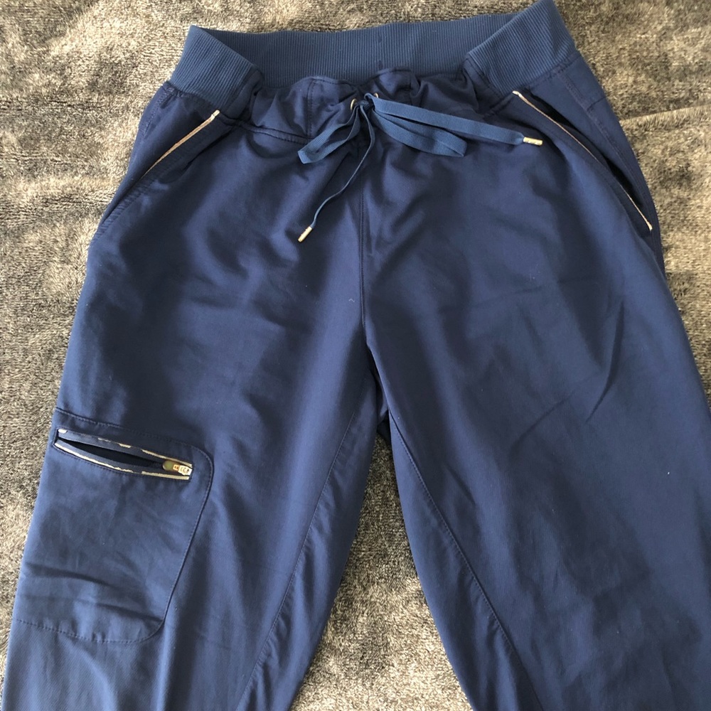 Healing hands 360, medium, navy. See wear signs in photos, no pulling at seams